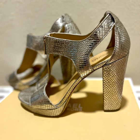 Gold chunky heels with snakeskin print - Picture 6 of 8
